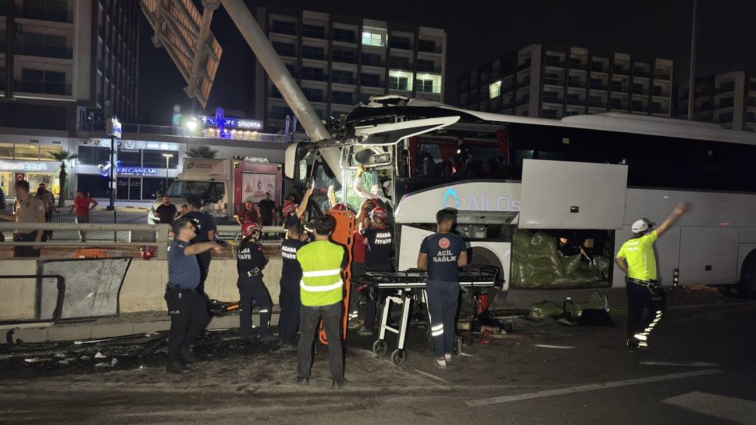 Yolcu otobüsü kaza yaptı! 35 kişi taşıyordu 3